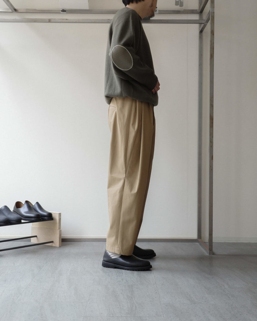 SOUMO section 16/16
ADJUSTABLE TROUSERS

beta post 23aw
elbow patch sweater
の着用写真です